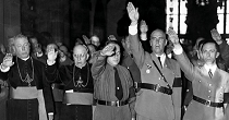 Twee bisschoppen brengen de Hitlergroet